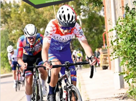 Ciclistas compitiendo en una carrera urbana durante una edición anterior del circuito en Rincón de la Victoria.